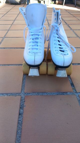 Patines blancos con ruedas amarillas