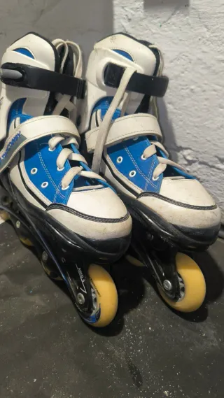 Patines en línea blancos y azules