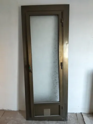 Puerta aluminio y cristal