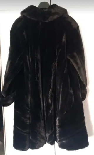 Pelliccia ecologica nera