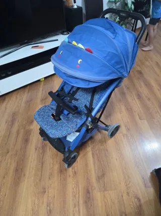Silla de paseo azul con estampado marca TUC TUC