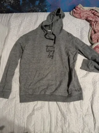 Sudadera gris con mensaje