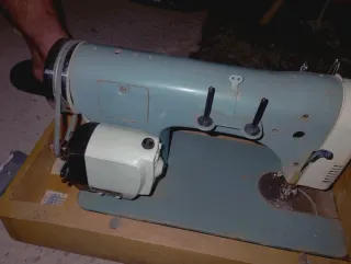 Máquina de coser antigua 1970