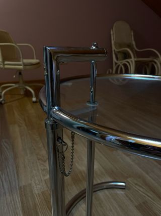 Mesa auxiliar cristal y metal plateado