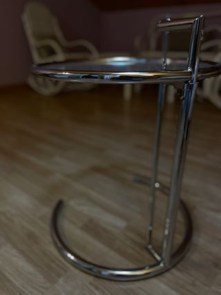 Mesa auxiliar cristal y metal plateado