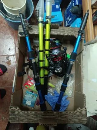 Lote entero cañas de pesca y aparejos