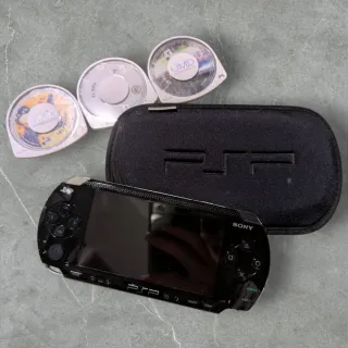 Sony PSP Fat Nera con custodia e giochi