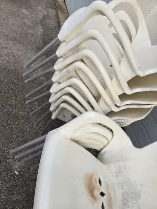 Sillas de plástico apilables con patas de aluminio