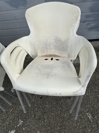 Sillas de plástico apilables con patas de aluminio