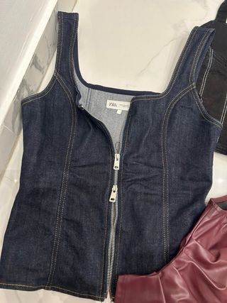 cinturones y ropa variada 