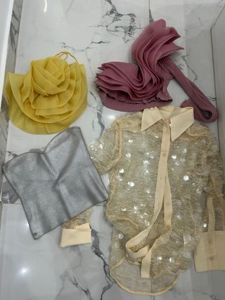 cinturones y ropa variada 
