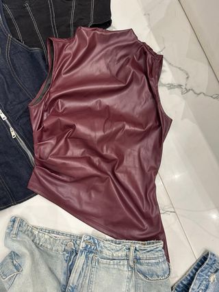 cinturones y ropa variada 