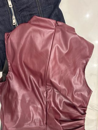 cinturones y ropa variada 
