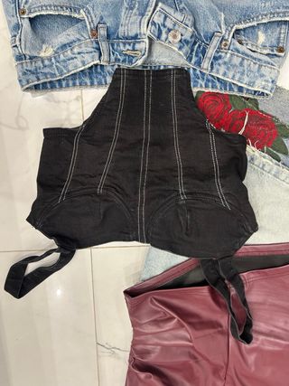 cinturones y ropa variada 