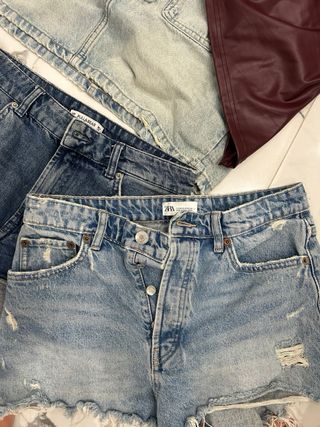 cinturones y ropa variada 