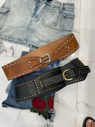 cinturones y ropa variada 