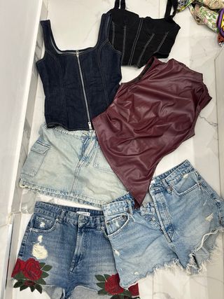 cinturones y ropa variada 