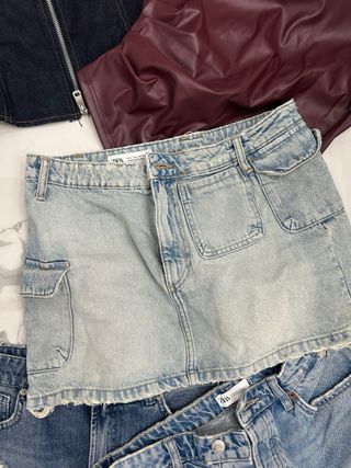 cinturones y ropa variada 