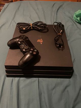Consola PS4 Pro Negra + Mando + 3 juegos