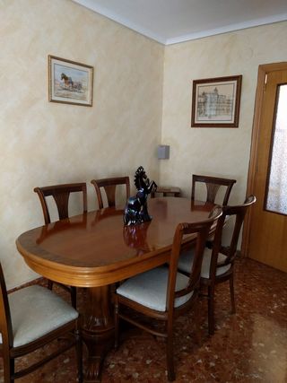 Mesa de comedor de madera 

