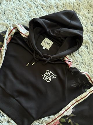 Sudadera SikSilk floral negra y rosa