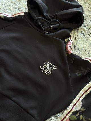 Sudadera SikSilk floral negra y rosa