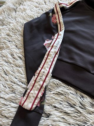 Sudadera SikSilk floral negra y rosa