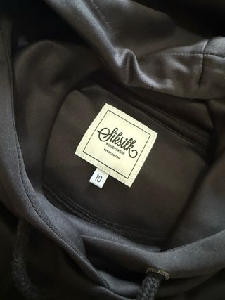 Sudadera SikSilk floral negra y rosa