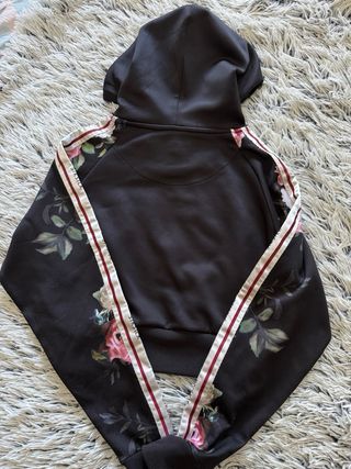 Sudadera SikSilk floral negra y rosa