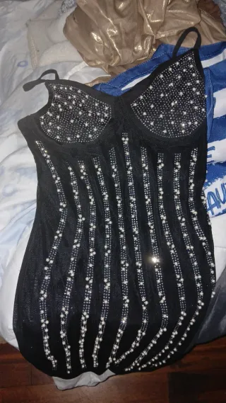 Vestido corto negro con pedrería
