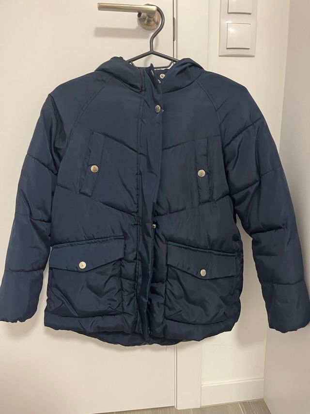 Chaqueta azul acolchada con capucha