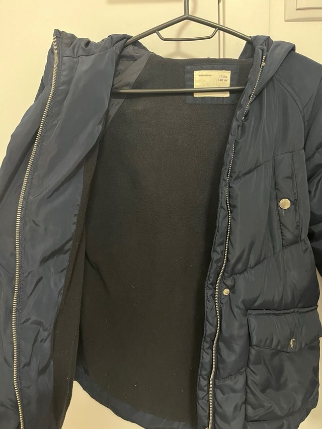 Chaqueta azul acolchada con capucha