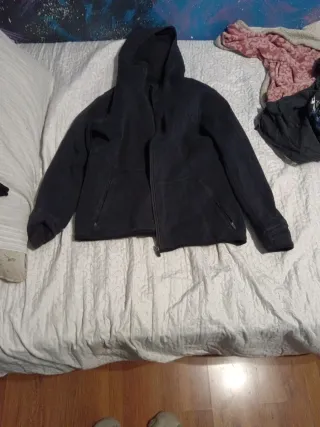 Chaqueta con capucha negra