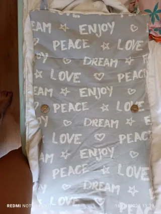 Saco bebé gris con estampado Love