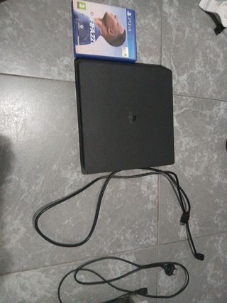 PS4 (PlayStation 4) Negra + FIFA 22
