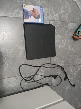 PS4 (PlayStation 4) Negra + FIFA 22