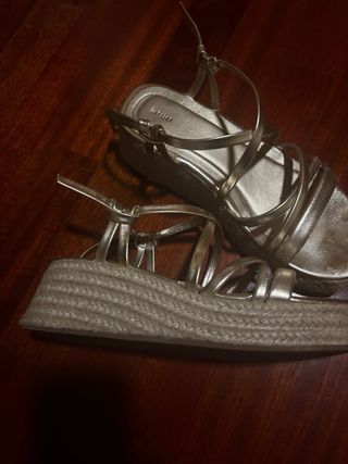Cuñas doradas con tiras