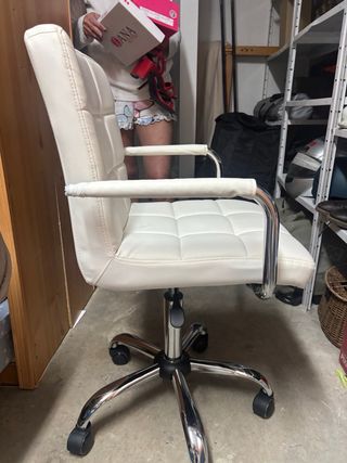 Silla de estudio blanca y plateada