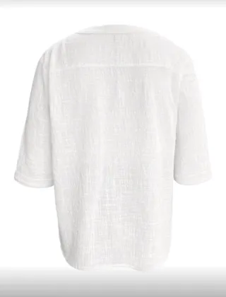 Camisa blanca con cordones