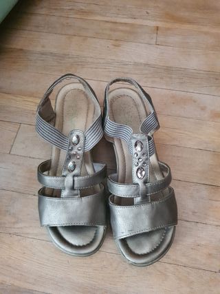 Sandalias plateadas-gris cuña