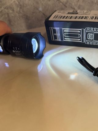 Torcia LED Ricaricabile con Display Batteria