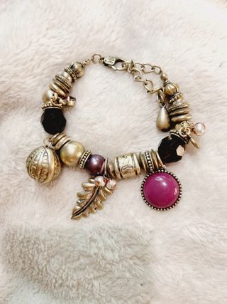 Pulsera plateada con colgantes, perlas, piedras
