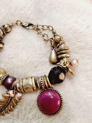 Pulsera plateada con colgantes, perlas, piedras