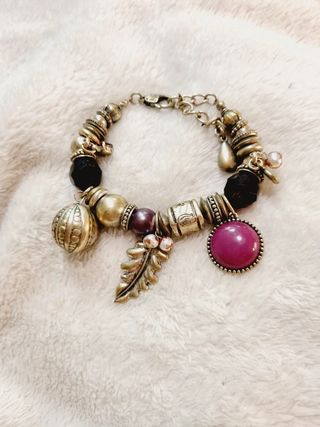 Pulsera plateada con colgantes, perlas, piedras