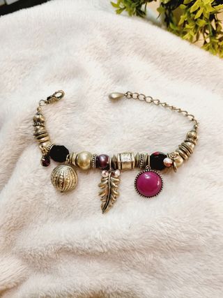 Pulsera plateada con colgantes, perlas, piedras