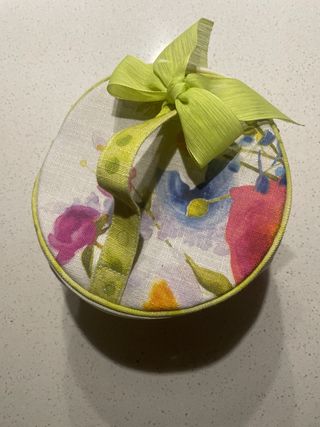 Beauty case rotondo floreale con fiocco