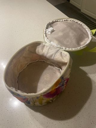 Beauty case rotondo floreale con fiocco