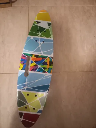 Monopatín infantil con diseño colorido