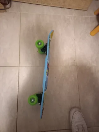 Monopatín infantil con diseño colorido