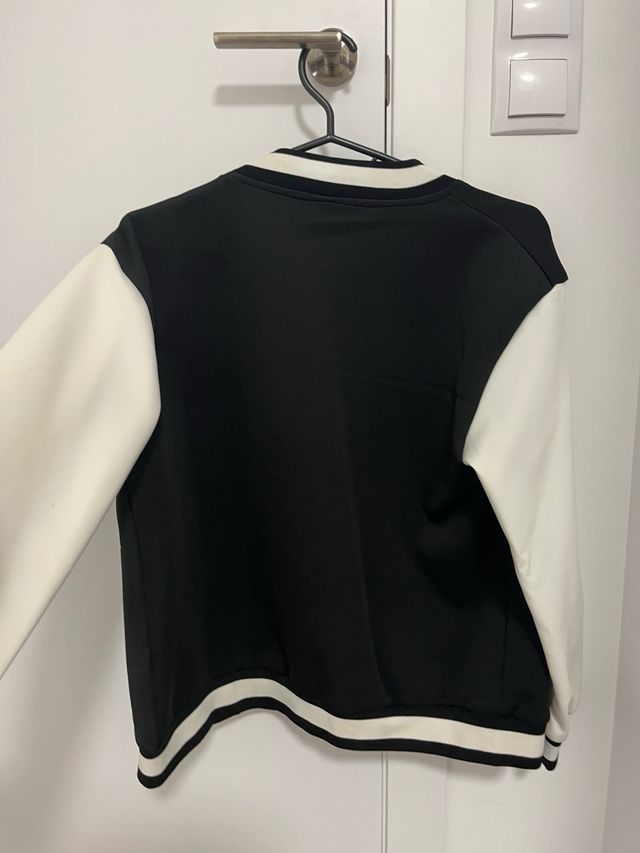 Chaqueta tipo bomber negra y blanca